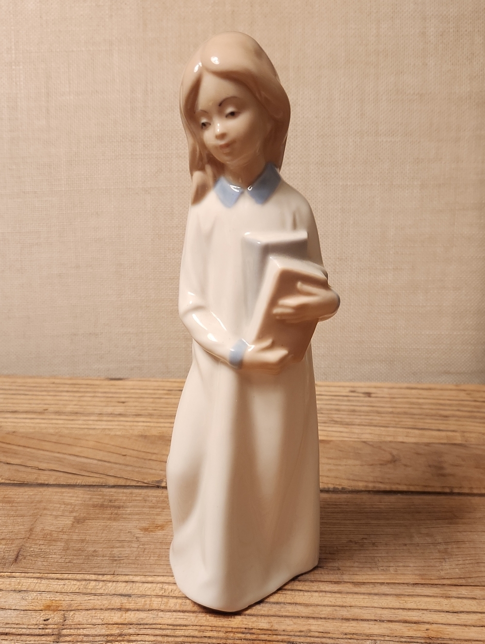 Porcelans Jango Porcelain Girl Holding Books Figurine